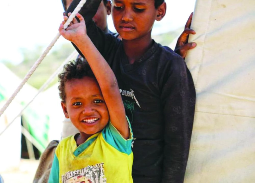 أحد الأطفال يشارك في نصب الخيمة (واس)