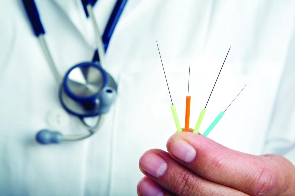 إبر صينية تستخدم للعلاج (مكة)