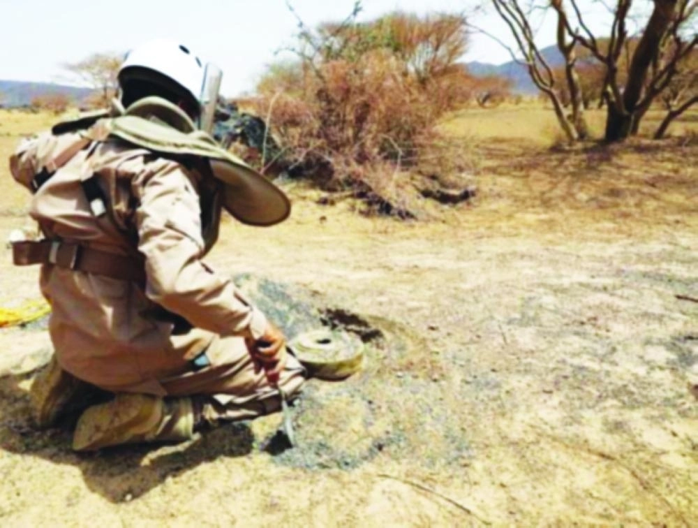 






أحد فريق «مسام» خلال استخراج ألغام حوثية        (مكة)