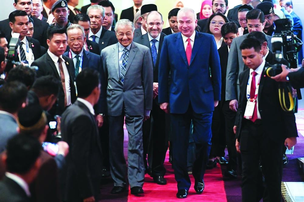 






مهاتير محمد وعدد من المشاركين في القمة                                                                (د ب أ)