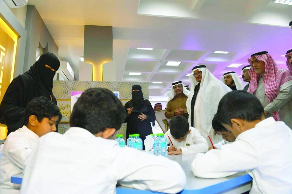 حمد آل الشيخ خلال افتتاحه قاعة فهد بن سلطان العلمية (مكة)