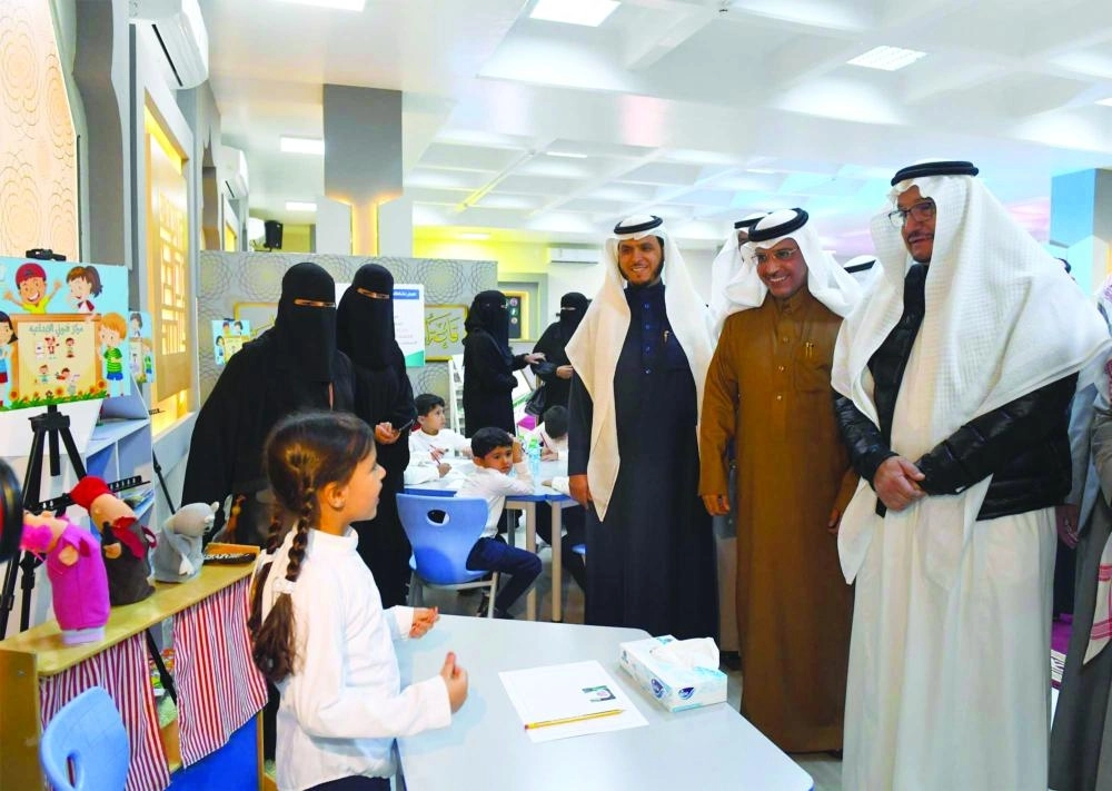 






حمد آل الشيخ خلال افتتاحه قاعة فهد بن سلطان العلمية                                                 (مكة)