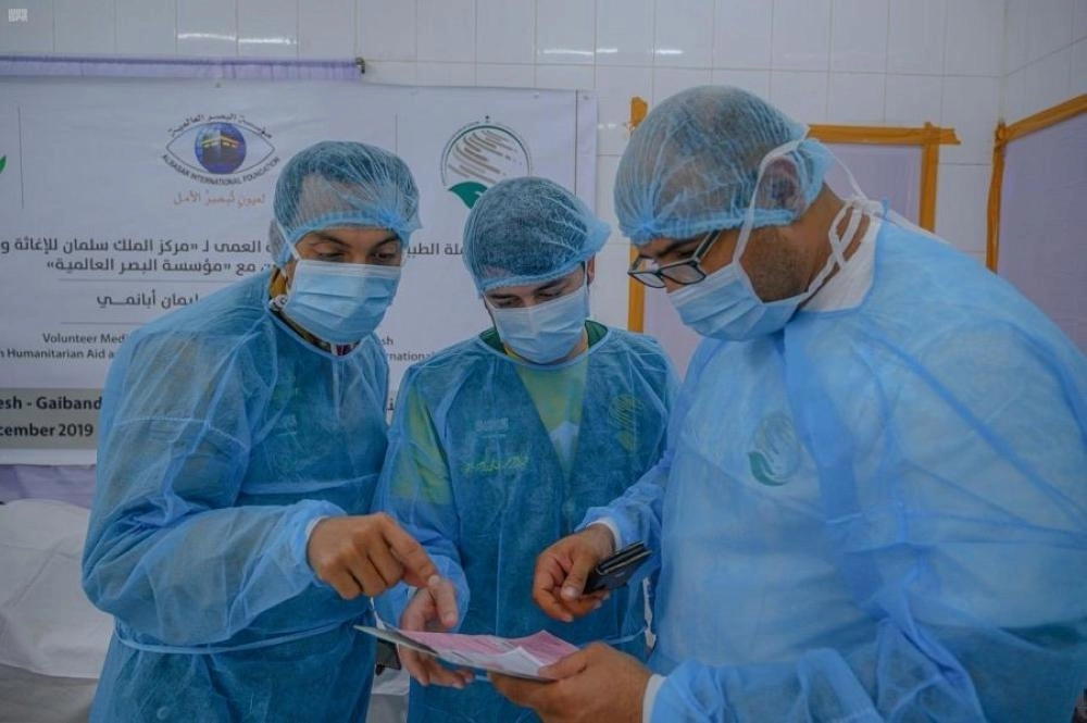 الفريق الطبي يطلع على أحد التقارير (واس)