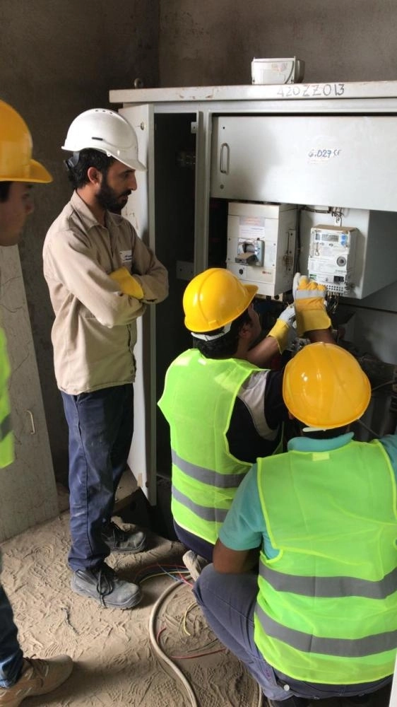 أثناء تركيب عدادات ذكية                          (السعودية للكهرباء)