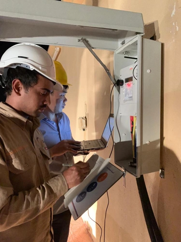 أثناء تركيب عدادات ذكية (السعودية للكهرباء) 