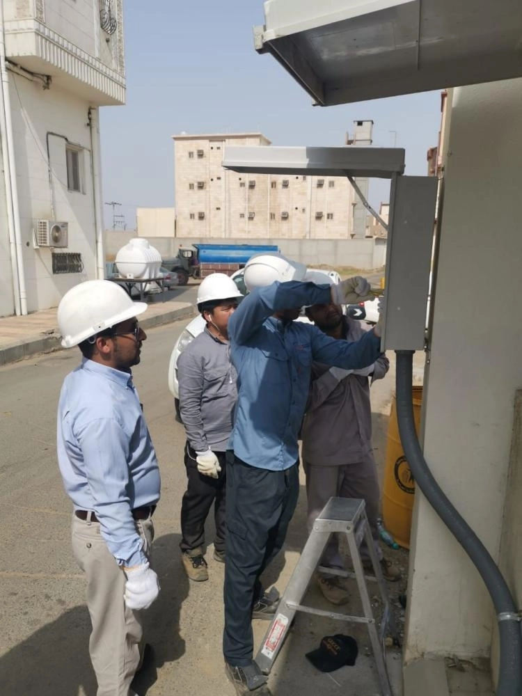 أثناء تركيب عدادات ذكية (السعودية للكهرباء) 