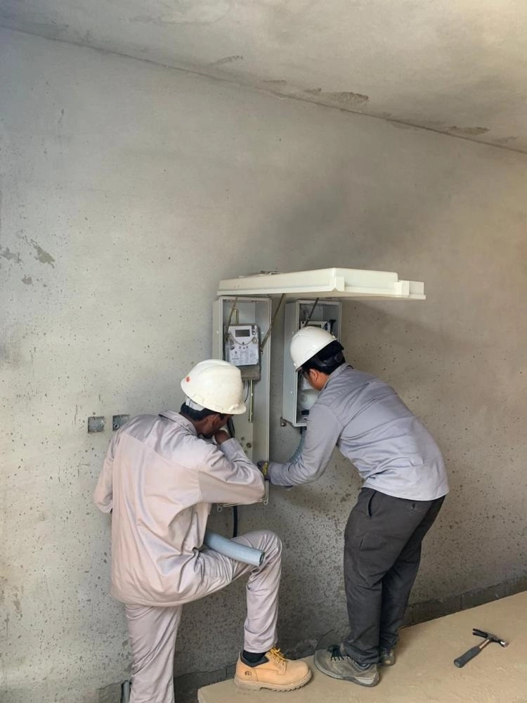 أثناء تركيب عدادات ذكية (السعودية للكهرباء) 