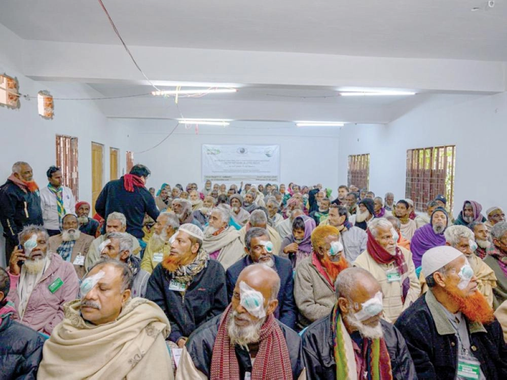 مواطنون بنجلاديشيون يراجعون العيادة السعودية    (واس)