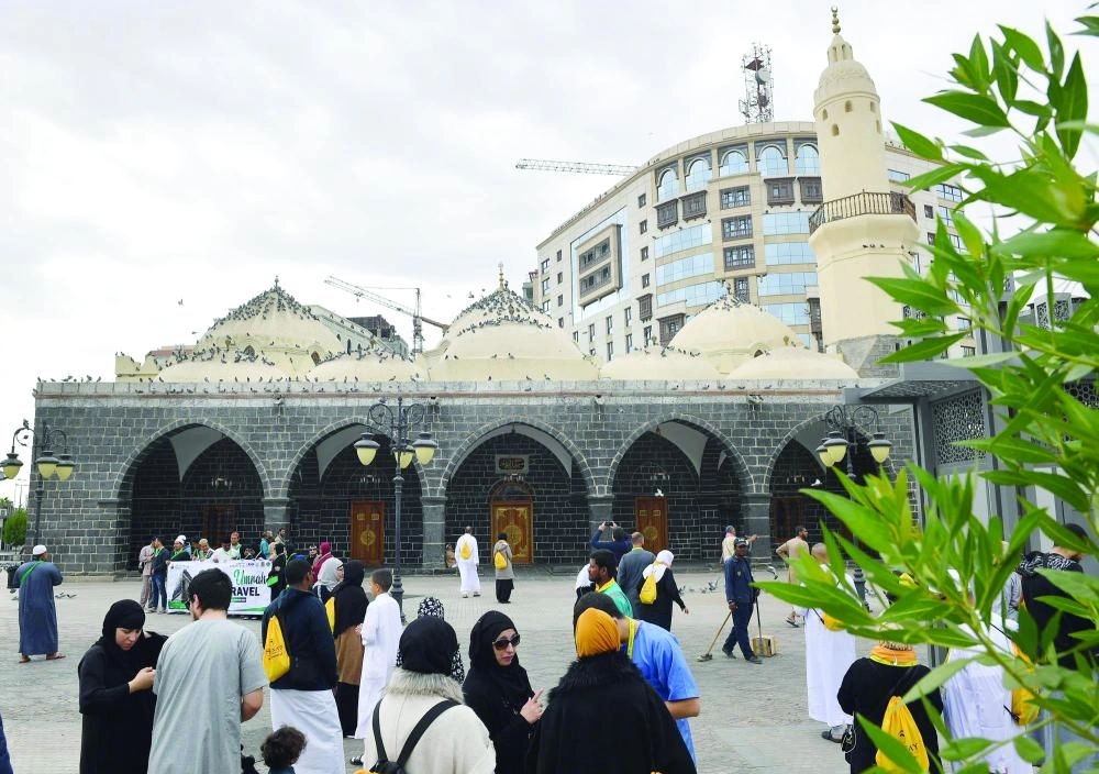زوار مسجد الغمامة في المدينة المنورة (واس)