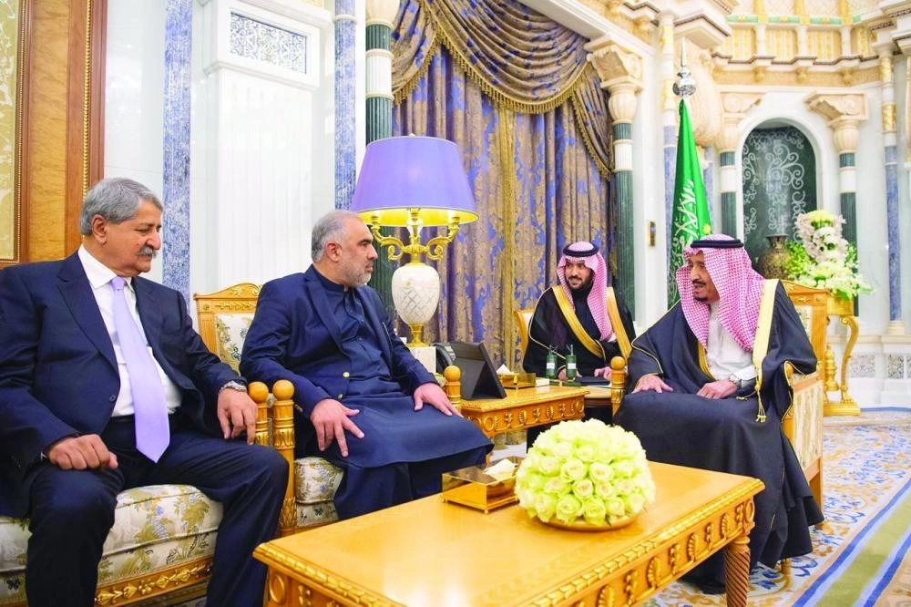 



خادم الحرمين خلال استقباله أسد قيصر أمس                            (واس)