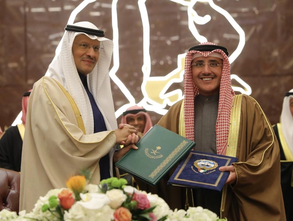 






.. وخلال توقيع الاتفاقية الثانية