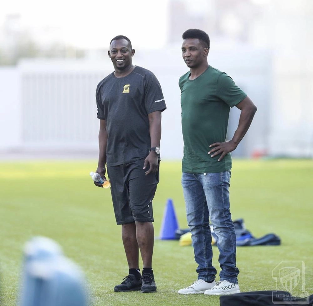 محمد نور متابعا التدريبات بجانب أسامة المولد   (إعلامي الاتحاد)