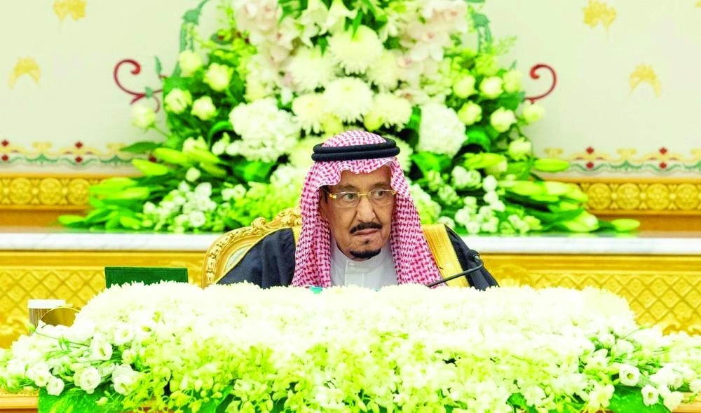 الملك سلمان لدى ترؤسه جلسة مجلس الوزراء أمس (واس)