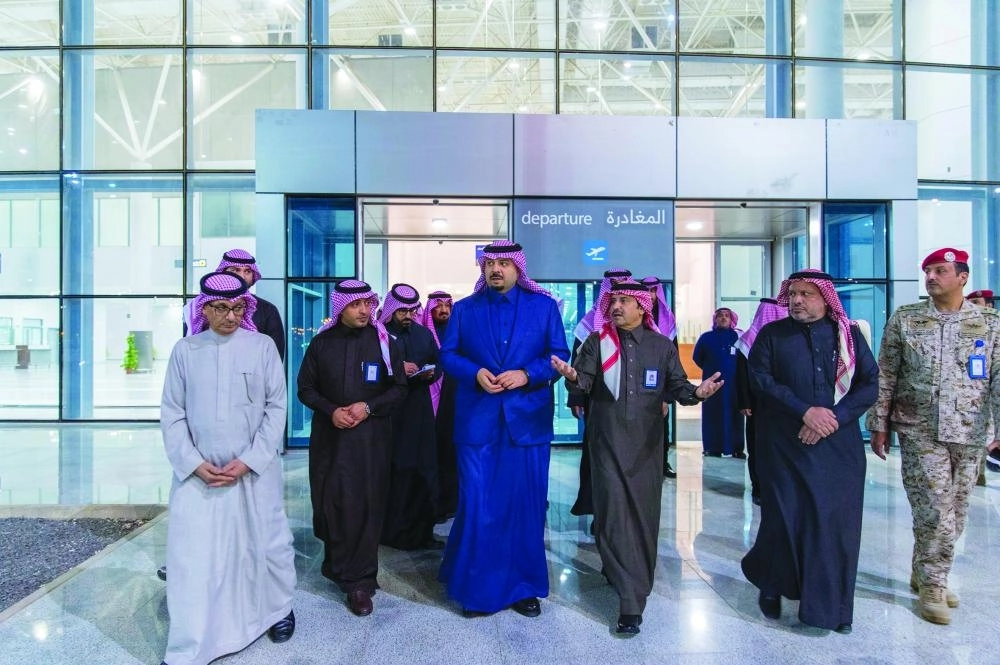 فيصل بن خالد خلال جولته بالمطار                                               (واس)