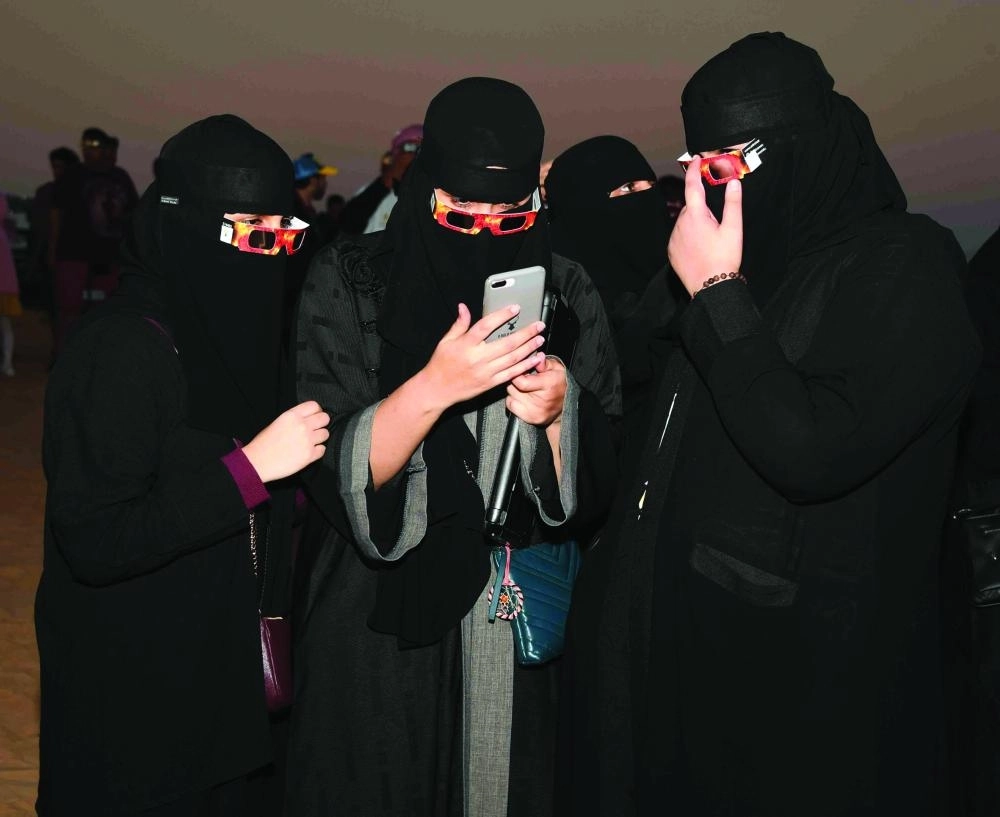 توثيق لحظة الكسوف                         (مكة)