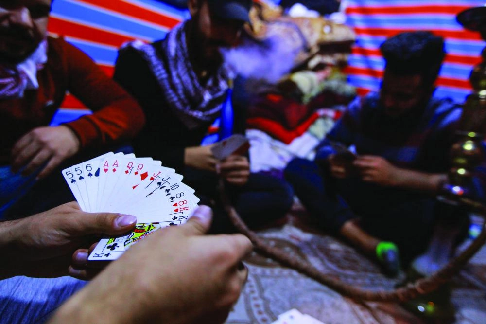 المتظاهرون يلعبون في خيمة بميدان التحرير في بغداد (د ب أ)