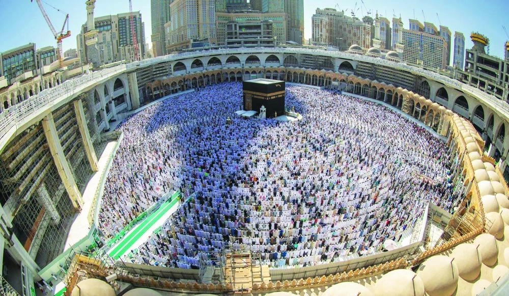 من صلاة الجمعة بالمسجد الحرام أمس (مكة)