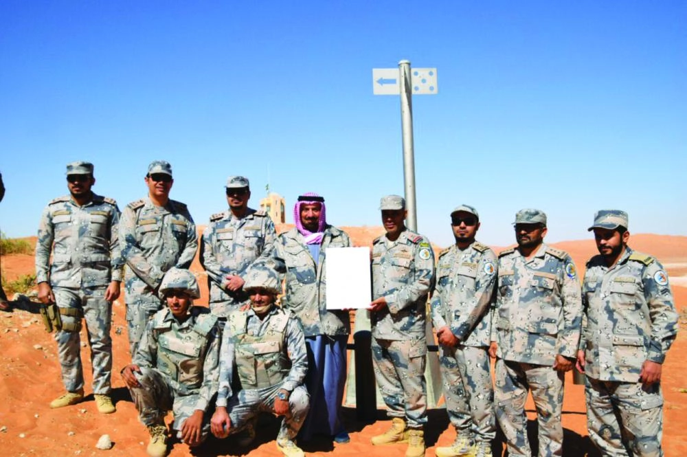 






جلوي بن عبدالعزيز يتوسط أبطال حرس الحدود                                         (واس)