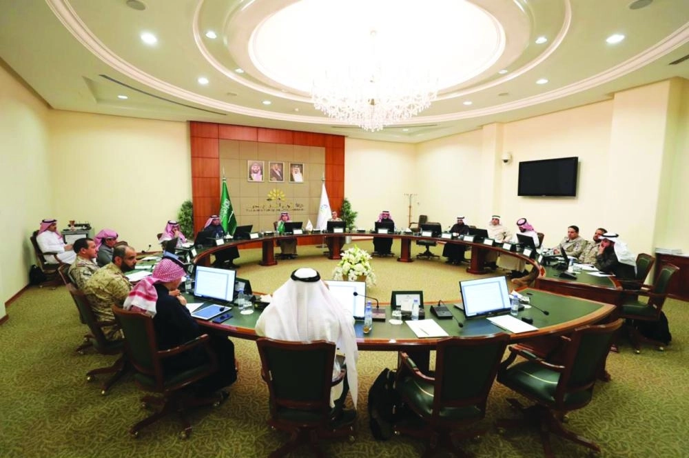 






حسام زمان خلال ترؤسه الاجتماع                                             (مكة)