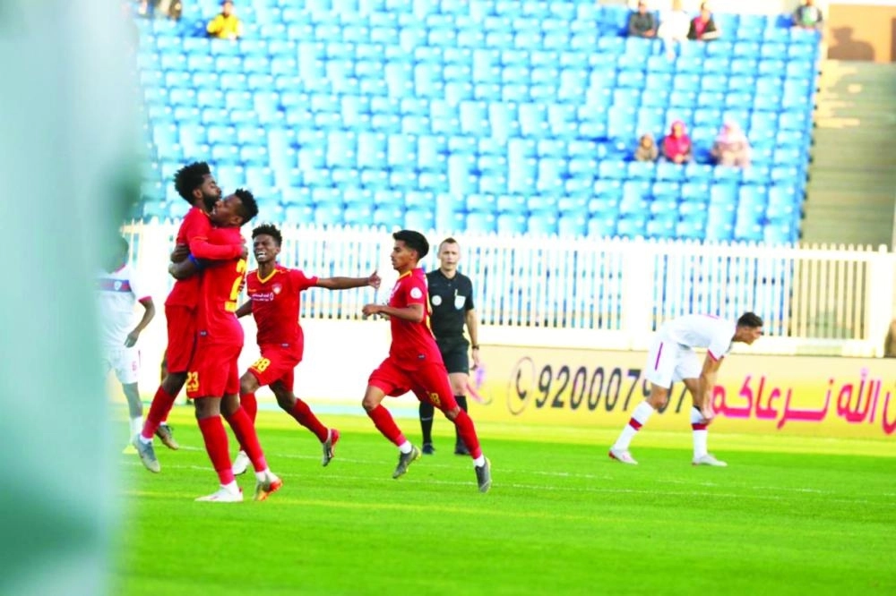 لقطتان من مواجهة أبها وضمك أمس تظهران مدرجات خالية وأخرى ضمت 3 متفرجين                                        (الدوري السعودي)