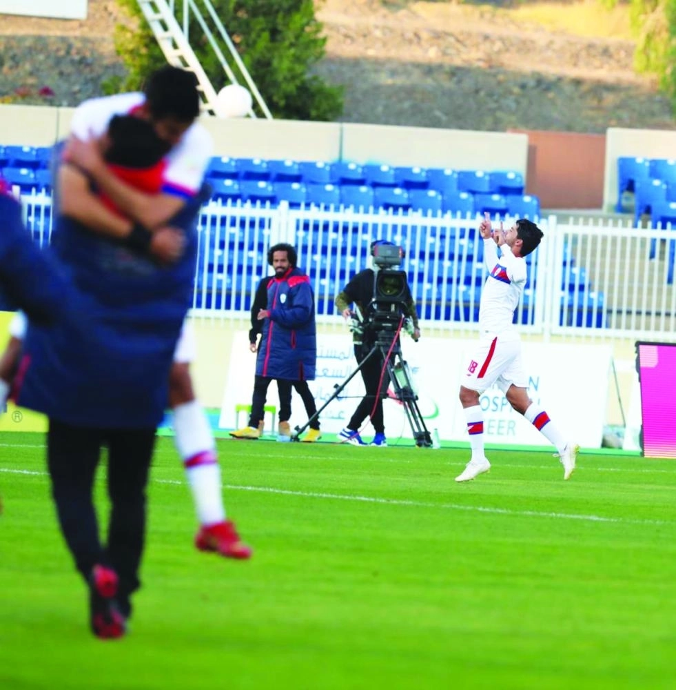 لقطتان من مواجهة أبها وضمك أمس تظهران مدرجات خالية وأخرى ضمت 3 متفرجين                                        (الدوري السعودي)