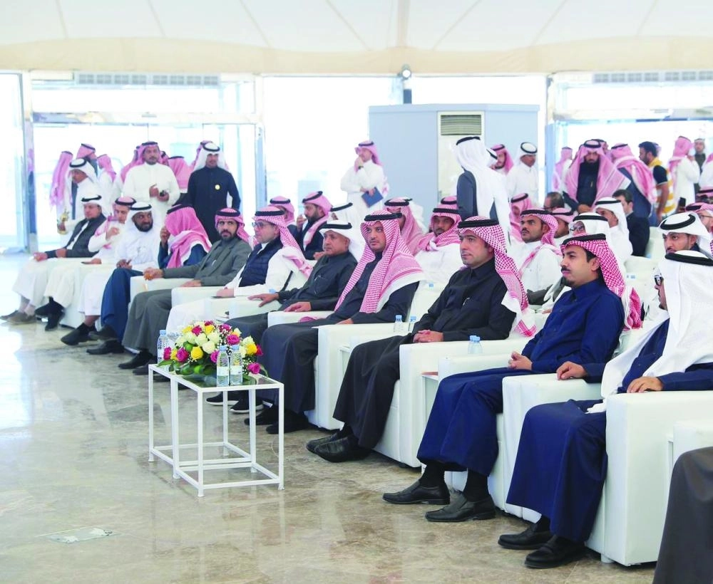 وزير الإسكان يتوسط الحضور