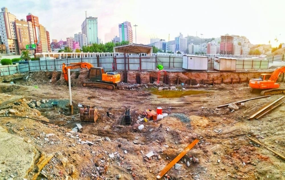 من أعمال الحفر في مشروع المواقف الذكية               (مكة)