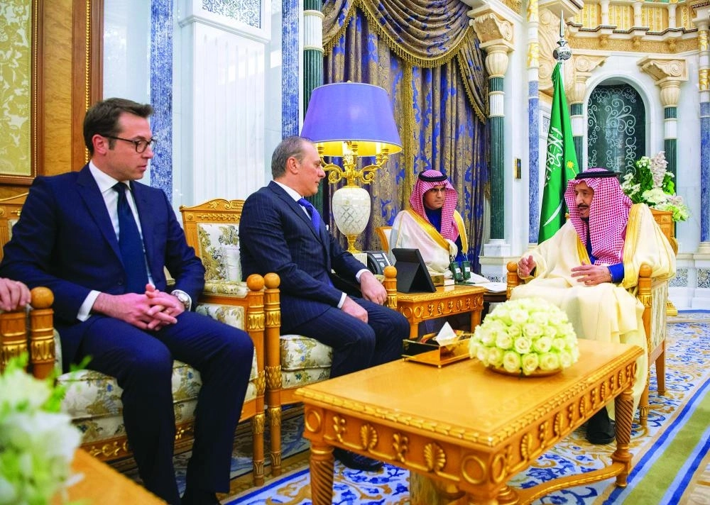 الملك سلمان لدى استقباله سايمون كوليس بالرياض أمس                           (واس)