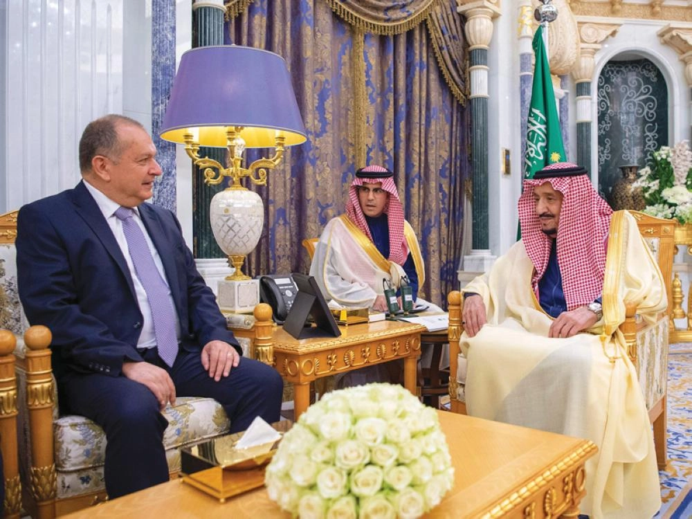 الملك سلمان خلال استقباله السفير البريطاني أمس                                                      (واس)