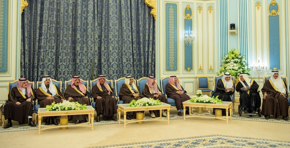 الملك سلمان لدى استقباله الأمراء والمفتي والعلماء والمواطنين                                                                                                                                                 (واس)