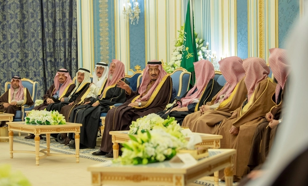 الملك سلمان لدى استقباله الأمراء والمفتي والعلماء والمواطنين                                                                                                                                                 (واس)