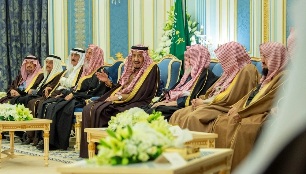 الملك سلمان لدى استقباله الأمراء والمفتي والعلماء والمواطنين                                                                                                                                                 (واس)