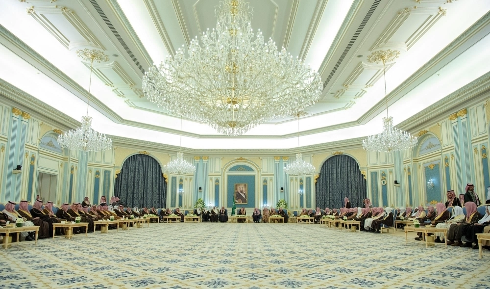 الملك سلمان لدى استقباله الأمراء والمفتي والعلماء والمواطنين                                                                                                                                                 (واس)