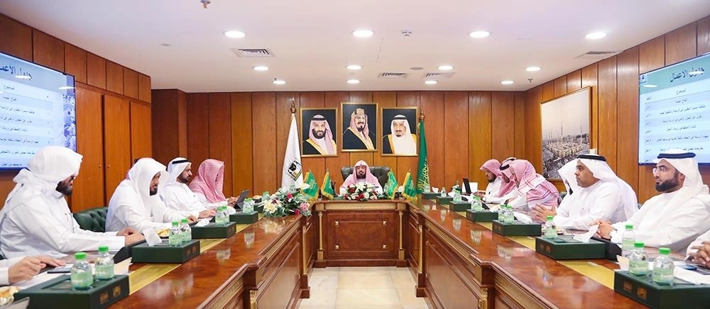 عبدالرحمن السديس خلال ترؤسه الجلسة (مكة)