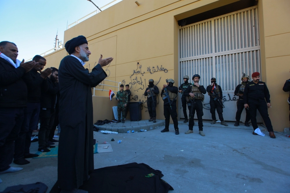 






عمليات استفزازية أمام السفارة الأمريكية بالعراق         (د ب أ)