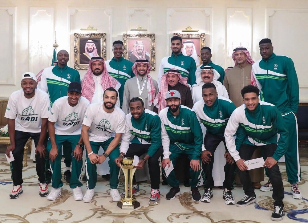 عبدالعزيز بن تركي يتوسط المكرمين (مكة)