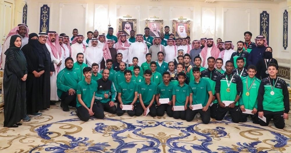 عبدالعزيز بن تركي يتوسط المكرمين (مكة)