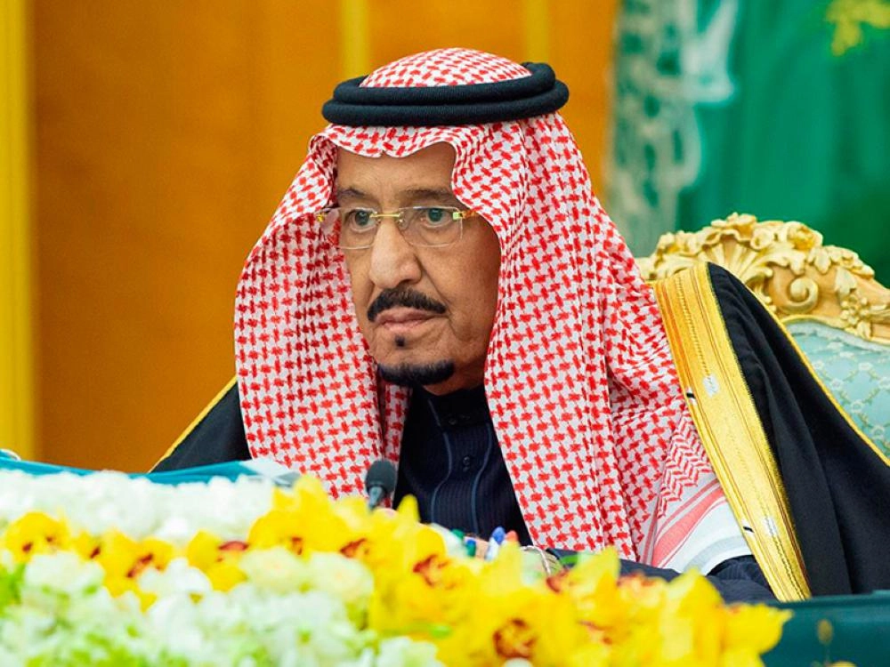 الملك سلمان لدى ترؤسه جلسة مجلس الوزراء أمس (واس)