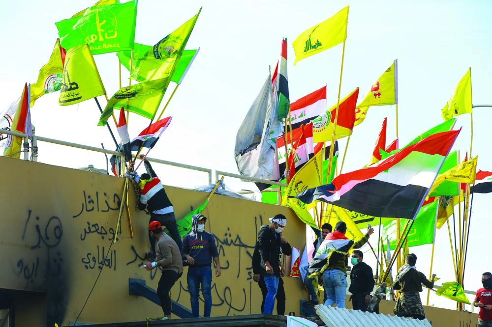 






.. وبعض أتباع إيران يحاولون تسلق أسوارها                                                 (د ب أ)