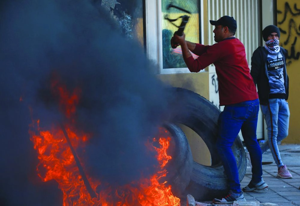 






مشاغبون يشعلون النار في محيط السفارة الأمريكية