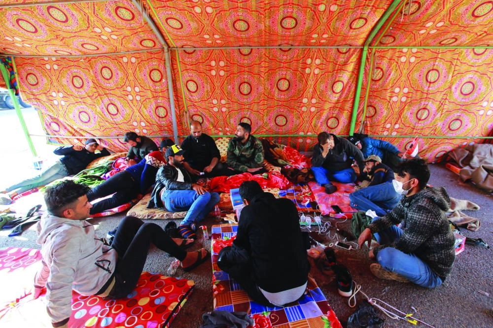 معتصمون بالقرب من السفارة الأمريكية في بغداد (د ب أ)