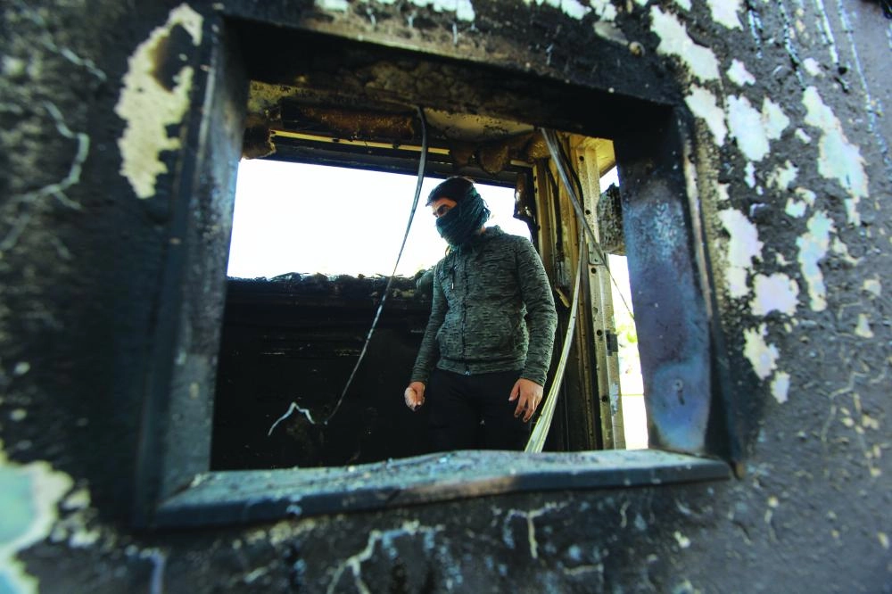 أحد المحتجين من الحشد الشعبي يحاول اقتحام السفارة (د ب أ)