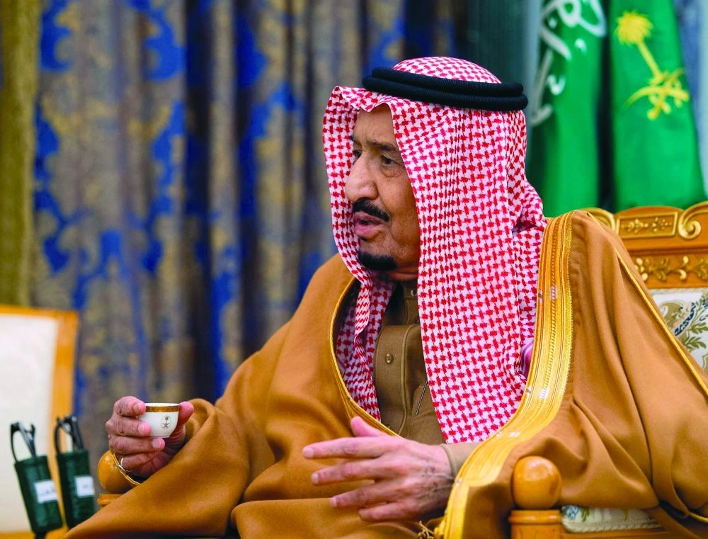 



الملك سلمان خلال استقباله صالح التويجري وأعضاء المنظمة العربية للهلال الأحمر والصليب الأحمر           (واس)