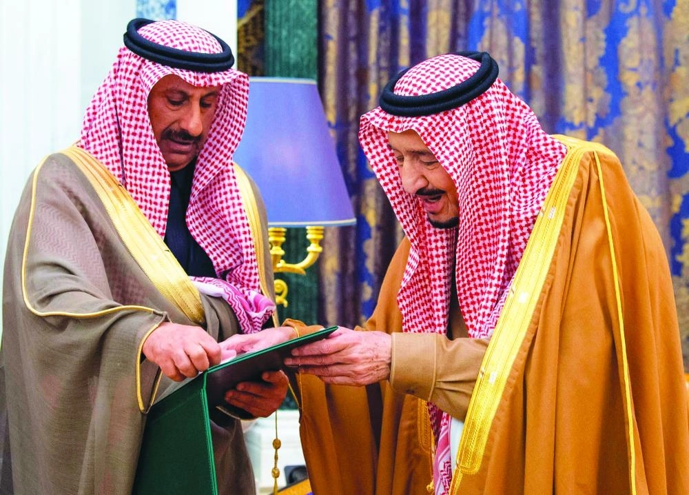 خادم الحرمين لدى تسلمه قلادة أبي بكر الصديق