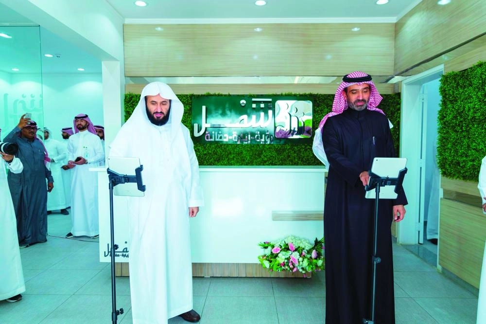 وليد الصمعاني وأحمد الراجحي خلال التدشين      (مكة)