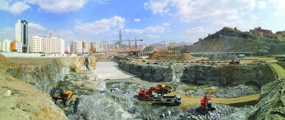 






 من أعمال مشروع طريق الملك عبدالعزيز الذي يحتضن بوليفارد مكة                                                                           (أنس الحارثي)