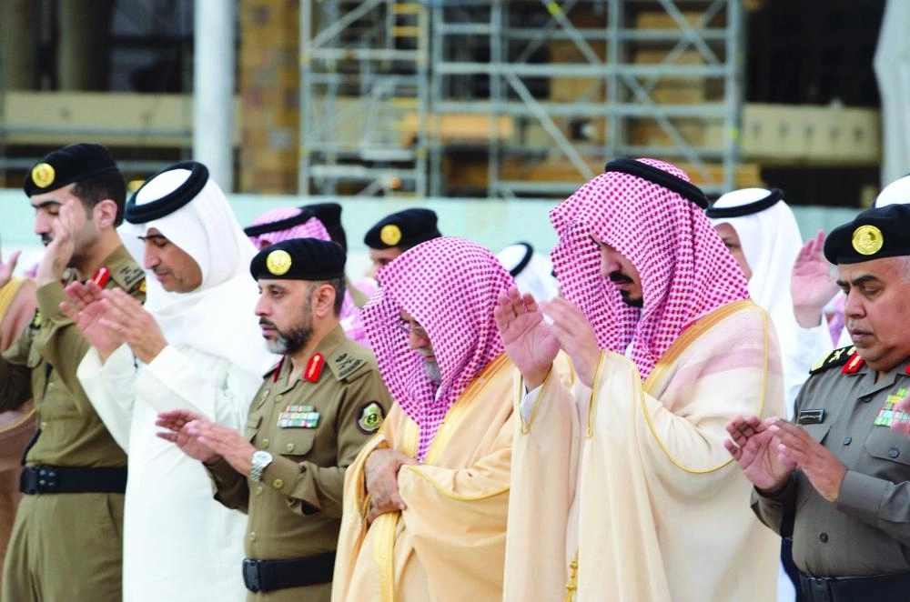 أمير مكة المكرمة بالنيابة يتقدم المصلين بالمسجد الحرام