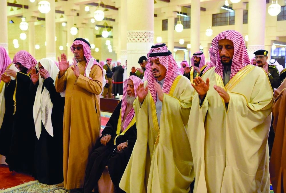 






أمير الرياض فيصل بن بندر مؤديا الصلاة                                                         (واس)