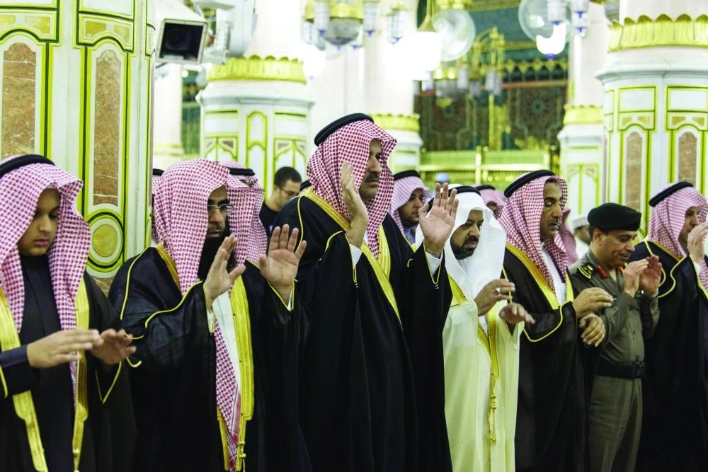 






أمير المدينة فيصل بن سلمان خلال الصلاة بالمسجد النبوي