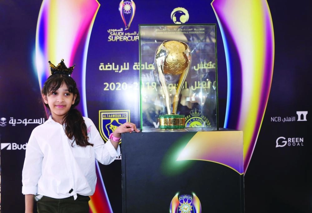 مشجعة إلى جانب الكأس بعد أن طرحت للتوصير في مول بجدة (هيئة الرياضة)